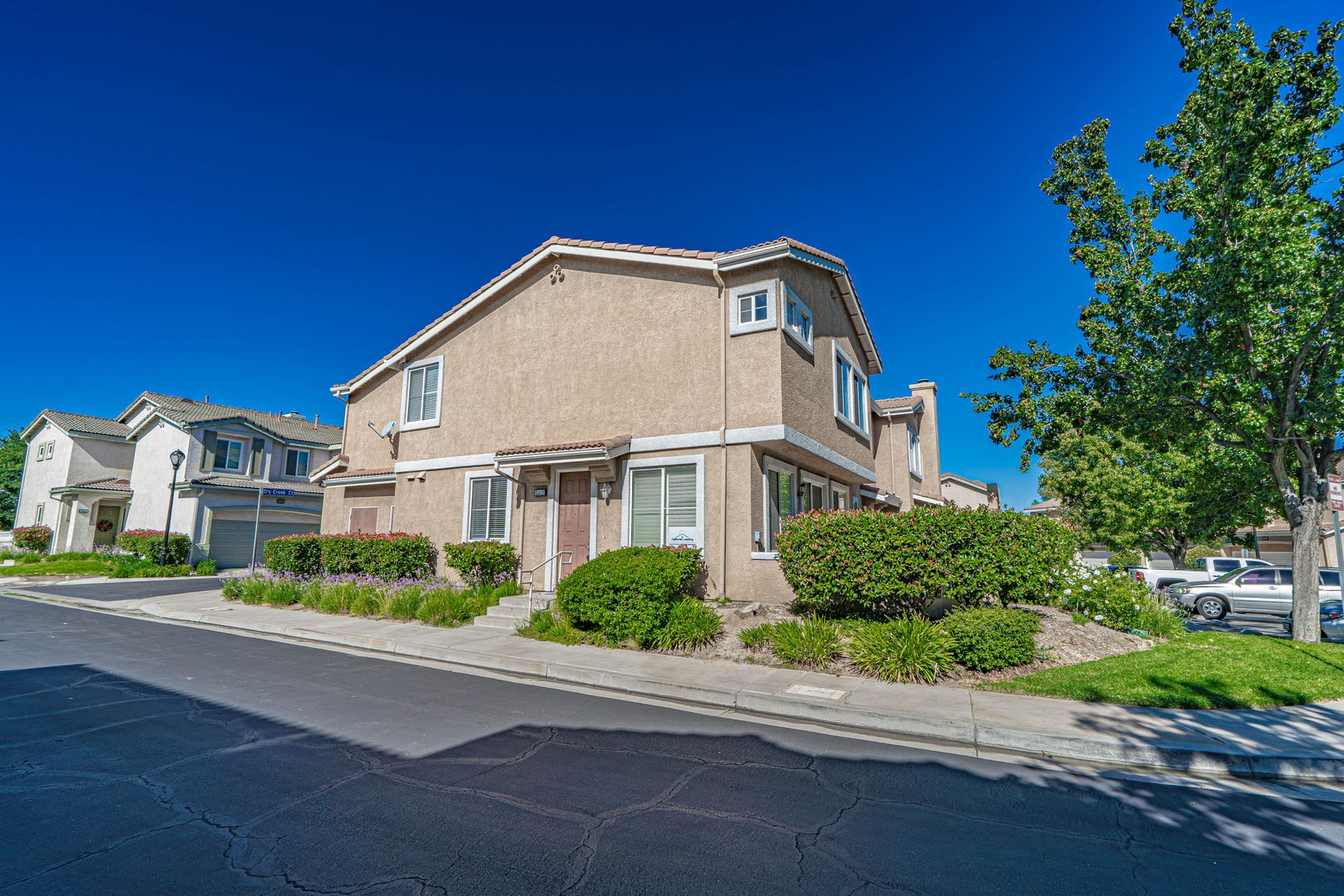 Santa Clarita Townhome: 25410 Dry Creek Court