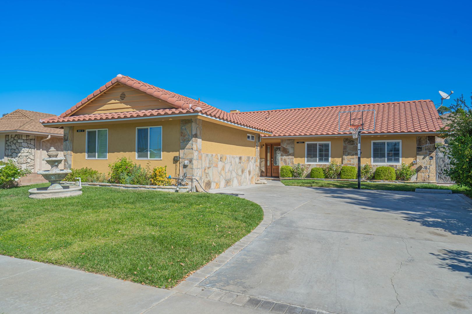 Santa Clarita House: 20111 Lakemore Dr.