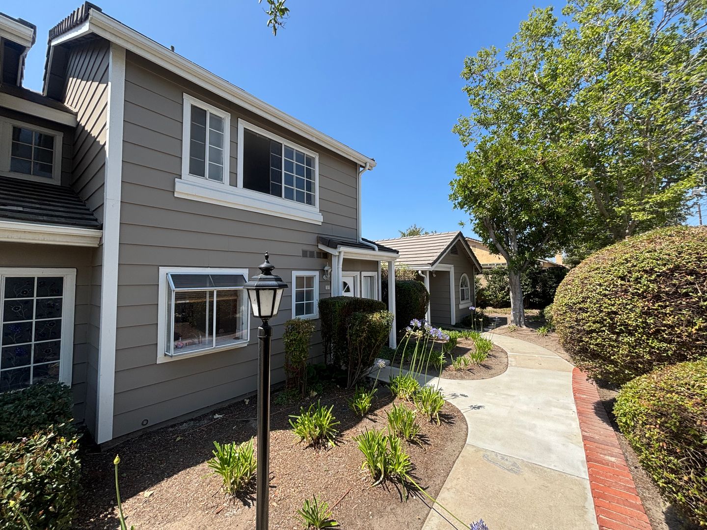 Simi Valley Townhome: 3902 Cochran Street #2