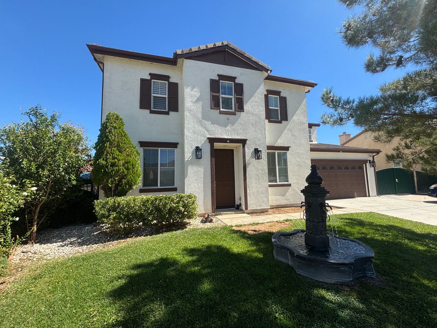 Palmdale House: 2307 Thorncroft Circle