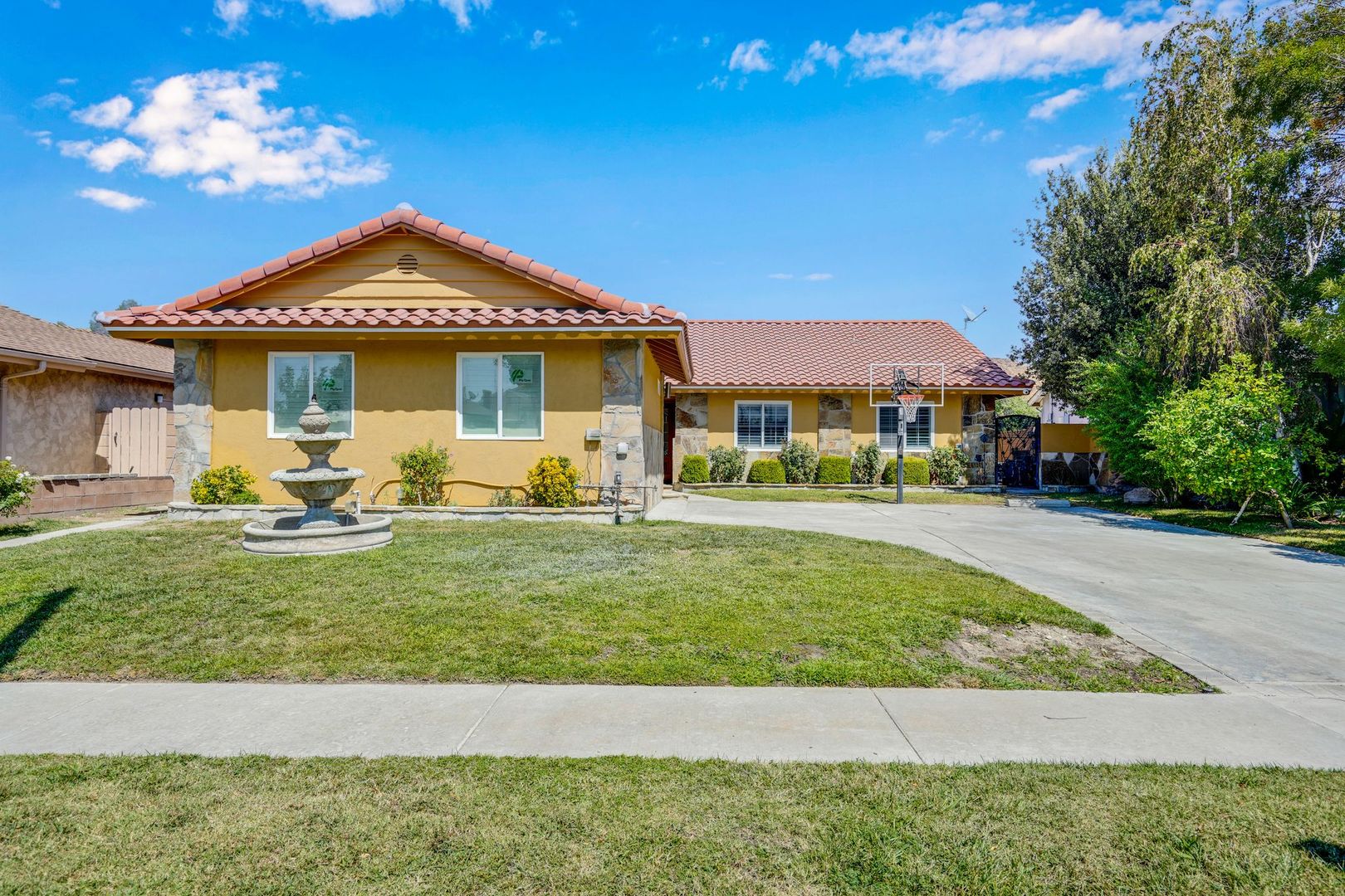 Santa Clarita House: 20111 Lakemore Dr.