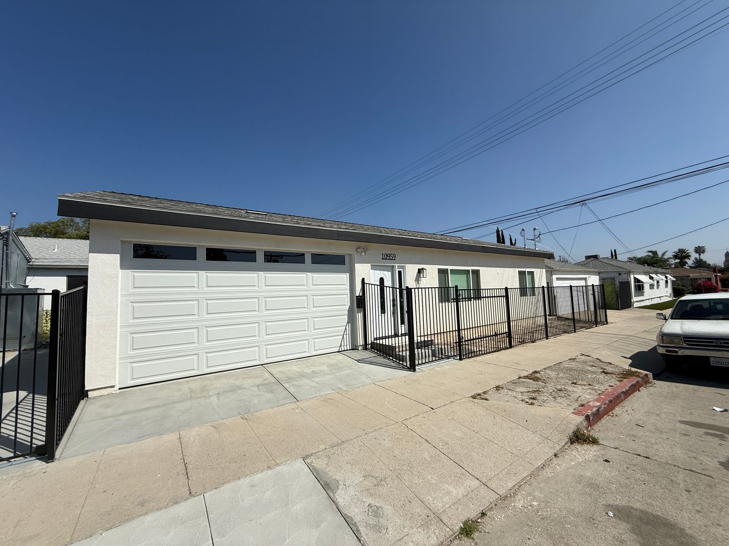 North Hollywood House: 10959 Collins Street
