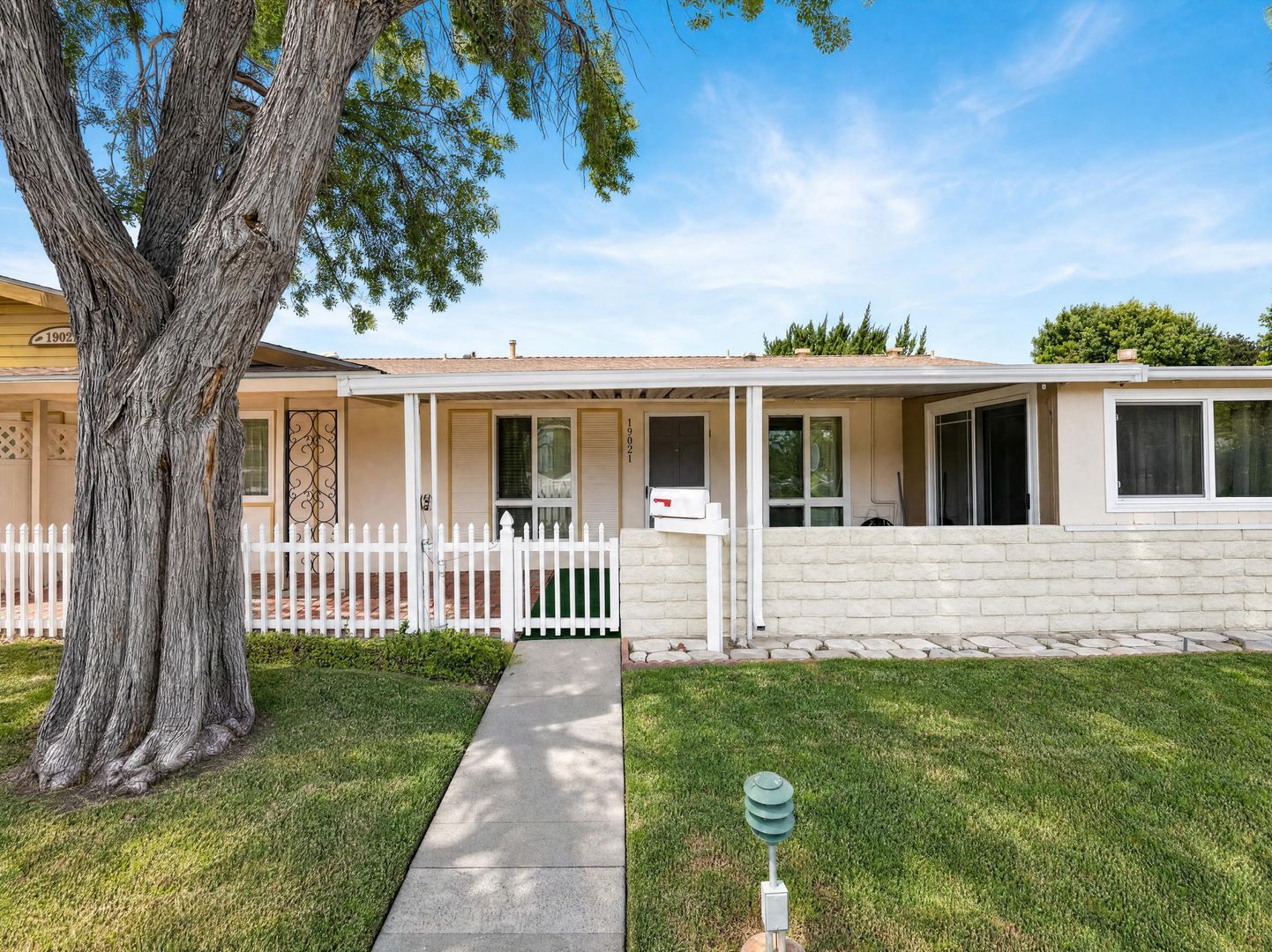 Newhall House: 19021 Avenue of the Oaks