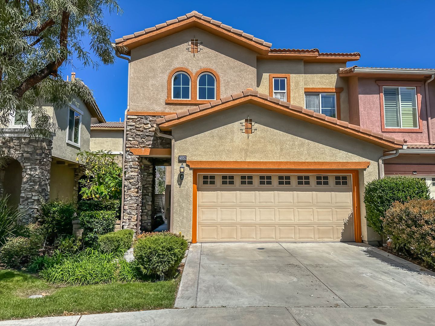 Valencia House: 25509 Via Ventana