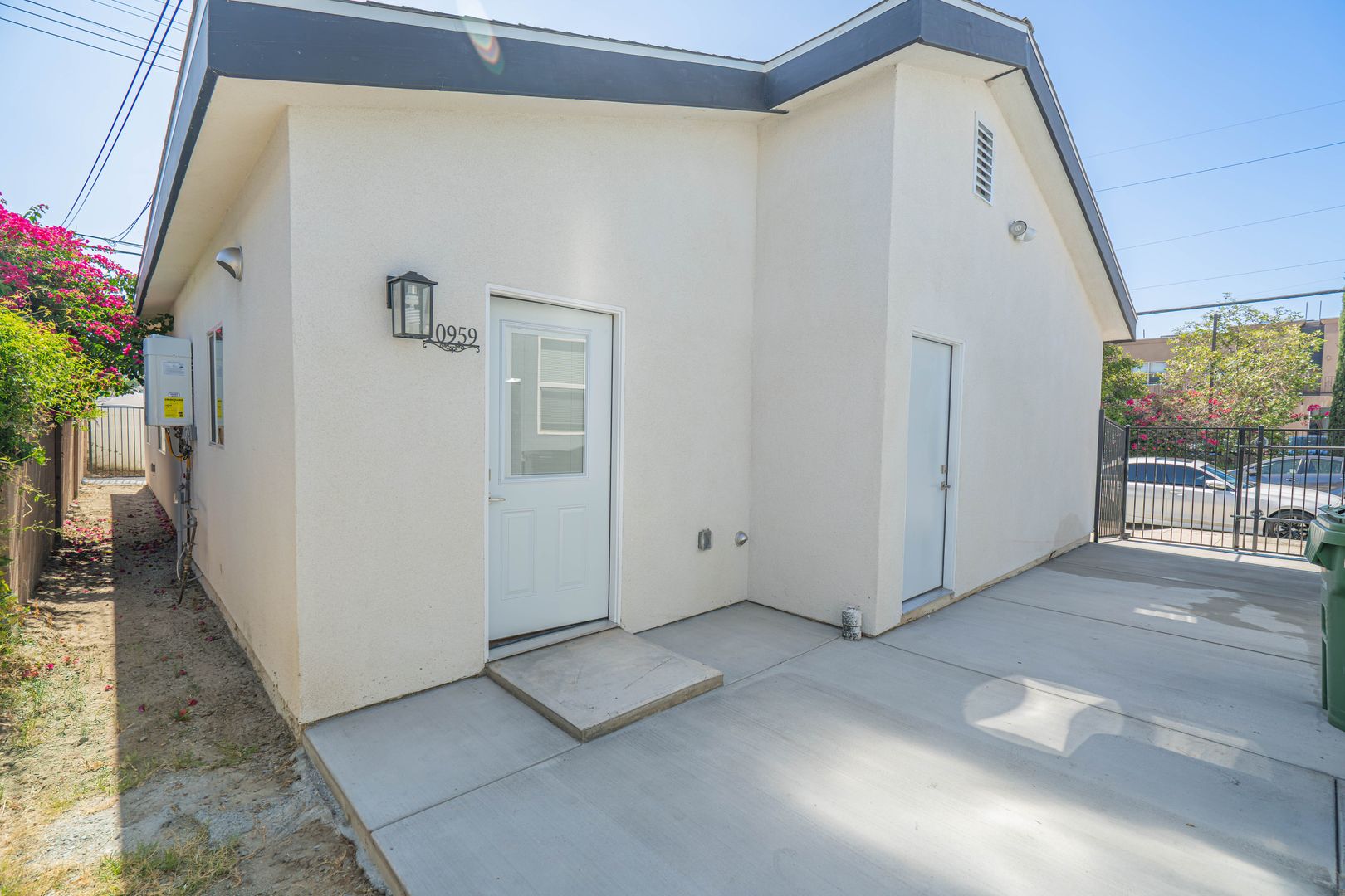North Hollywood House: 10959 Collins Street