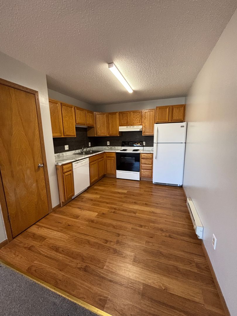 Evansdale Apartment: 124 Earl St