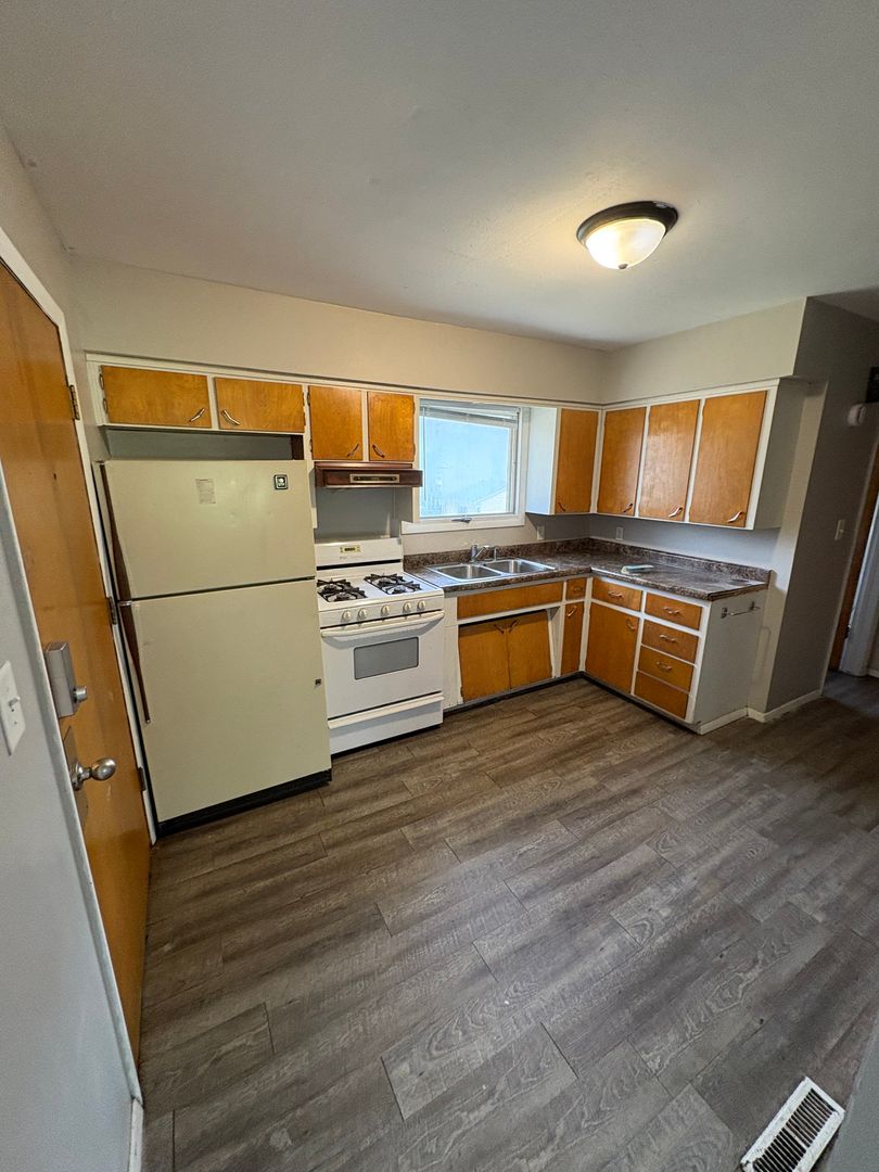 Waterloo Apartment: 821 W 8th St