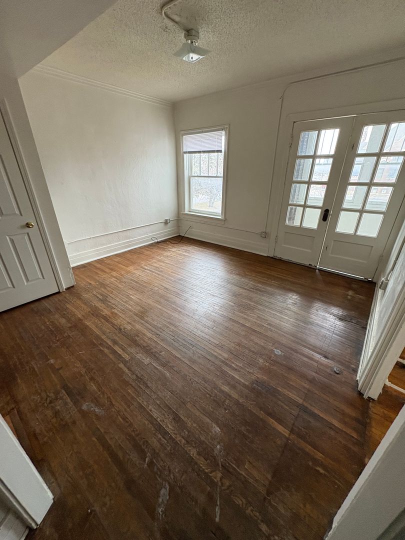 Waterloo Apartment: 608 Wellington St