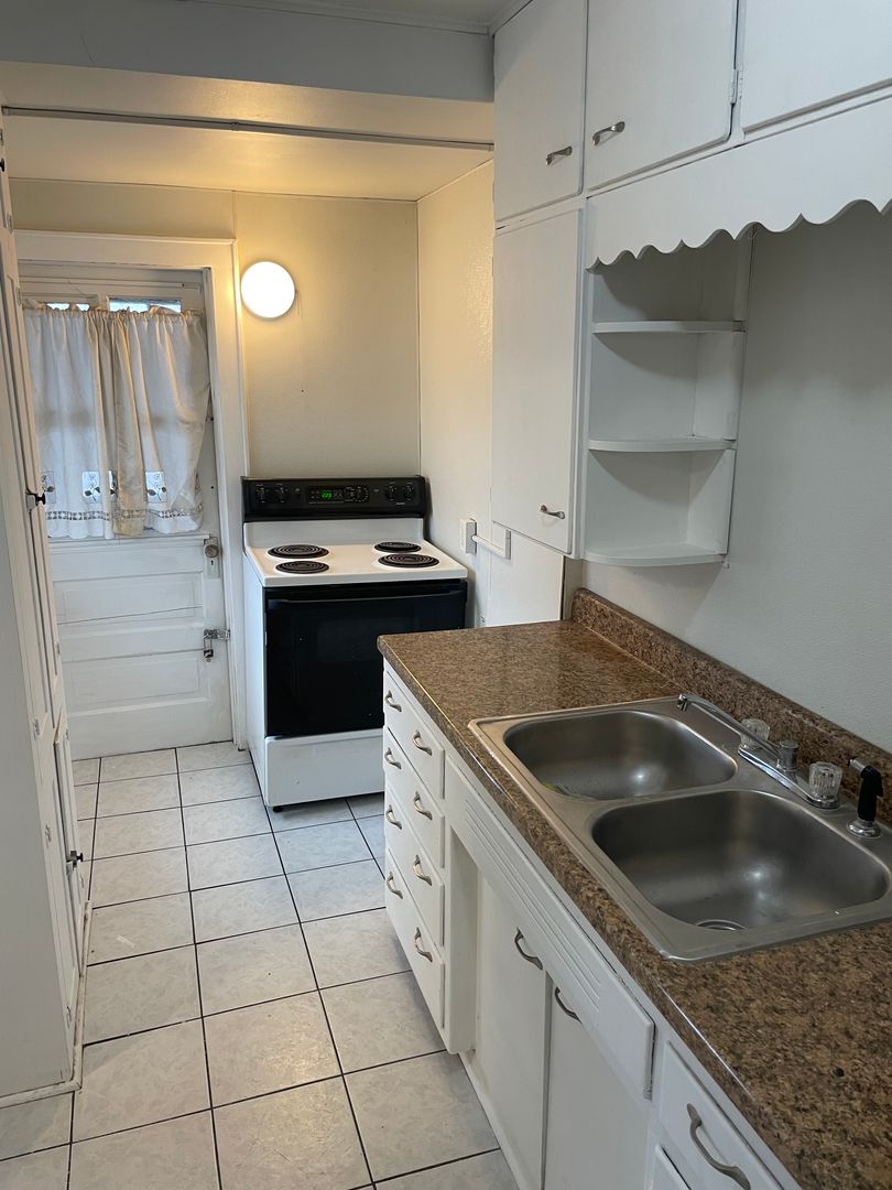 Cedar Falls Apartment: 1123 W 23rd St