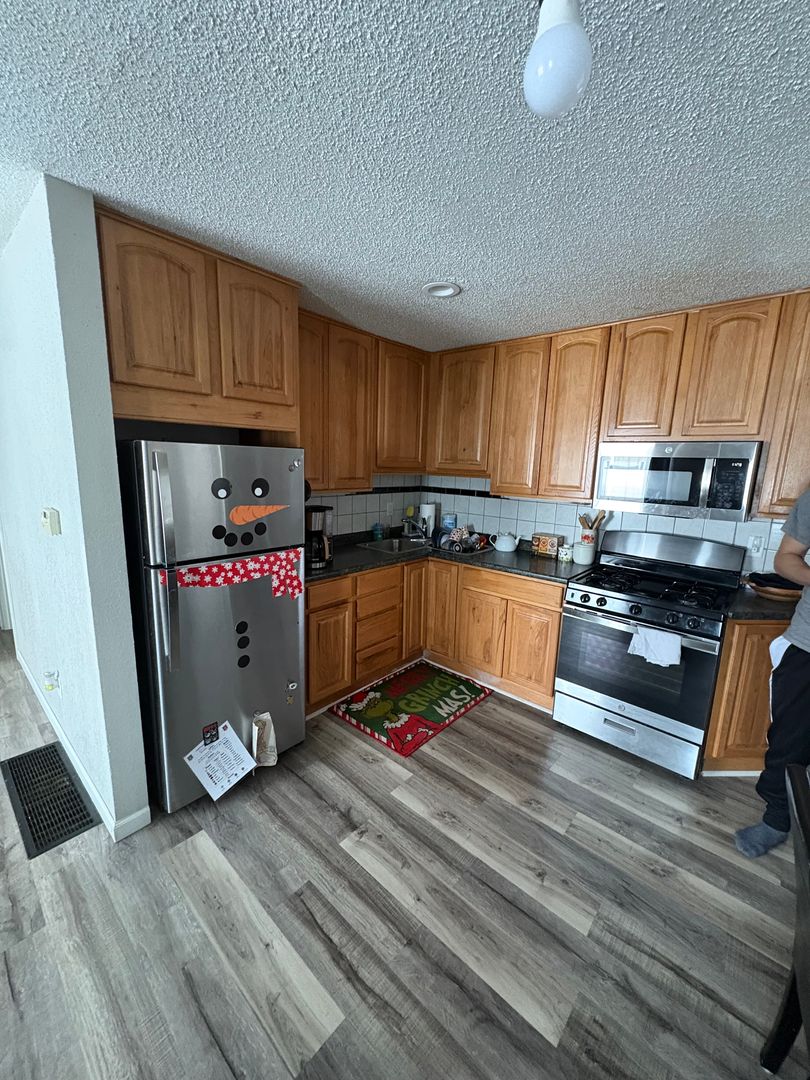 Waterloo House: 1563 Oakwood Dr