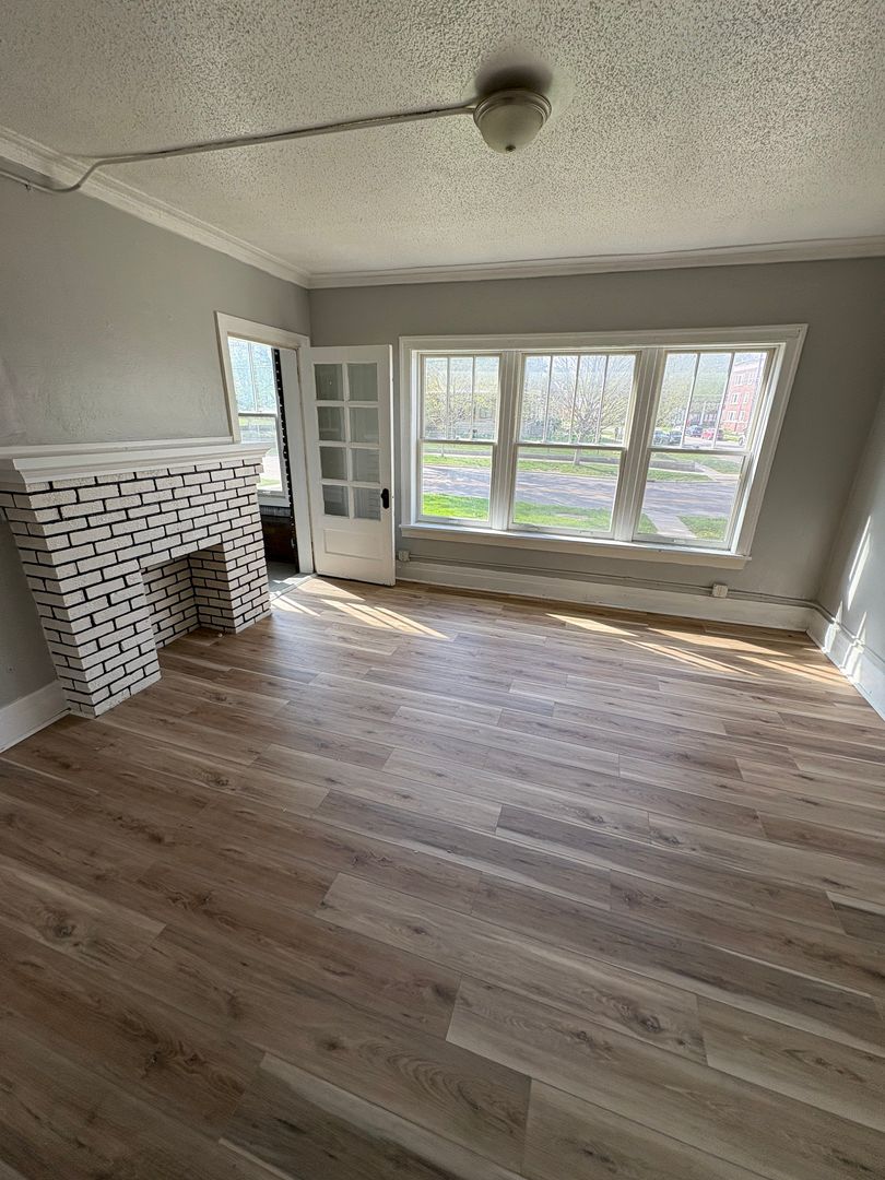 Waterloo Apartment: 805 W 4th St