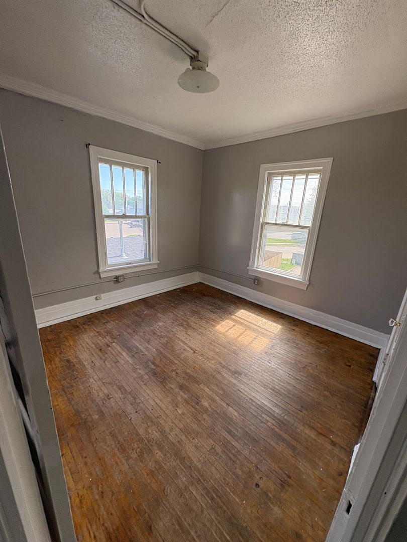 Waterloo Apartment: 608 Wellington St