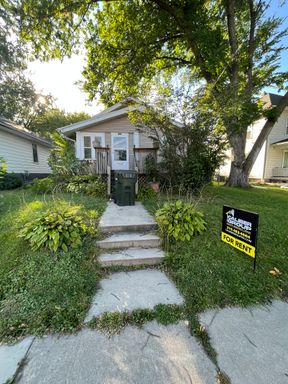 822 Hammond Ave, Waterloo, IA 50702