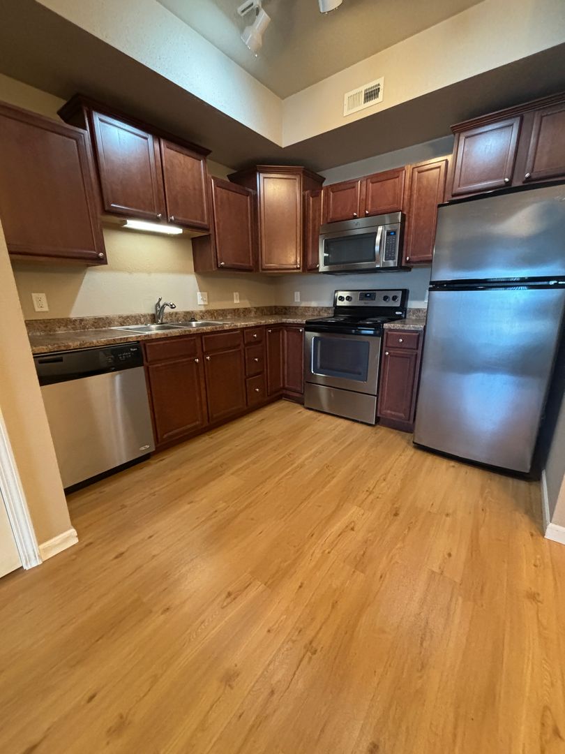 Waterloo Apartment: 250 West Hills Lane