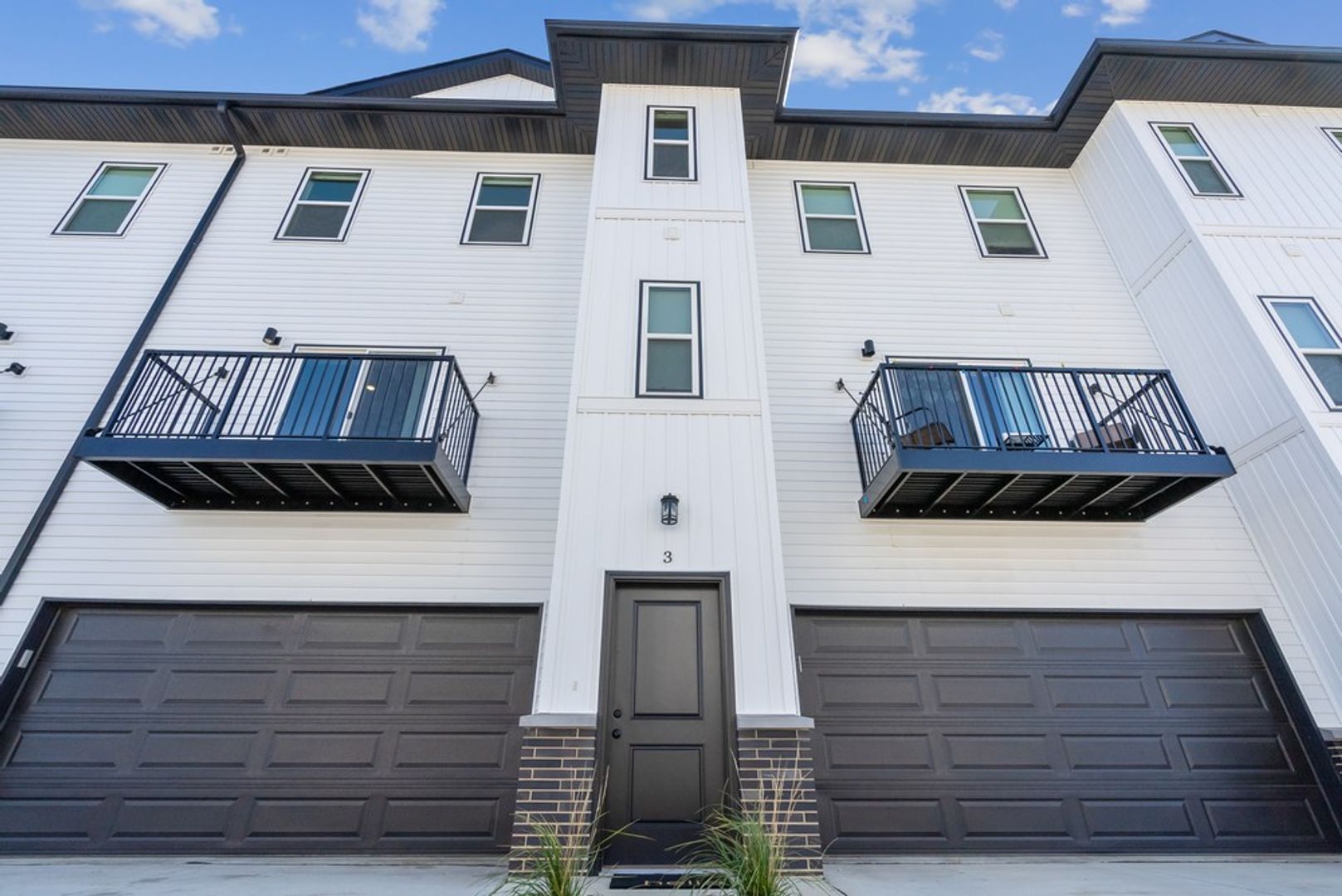 Waterloo Condo: 2539 W 3rd St