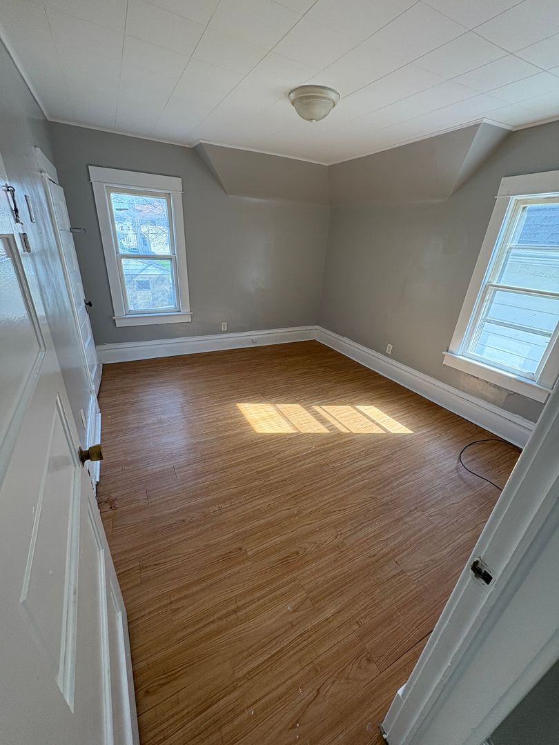 Waterloo House: 815 w 1st St