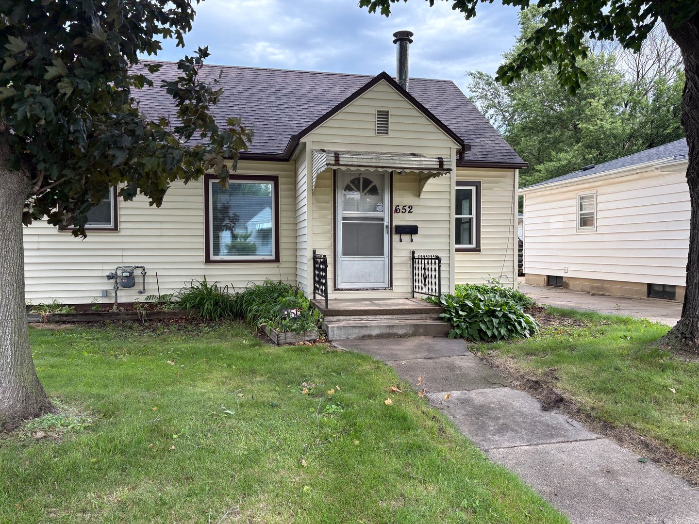 Waterloo House: 652 W Parker St