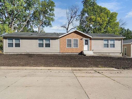 510 Wright Ave, Charles City, IA 50616