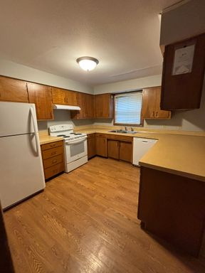 1315 College St - Apt B, Cedar Falls, IA 50613