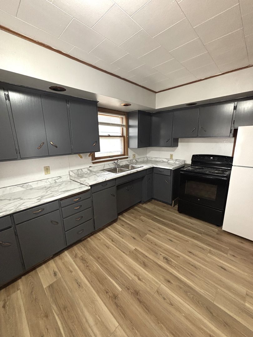 Cedar Falls House: 403 W 6th st