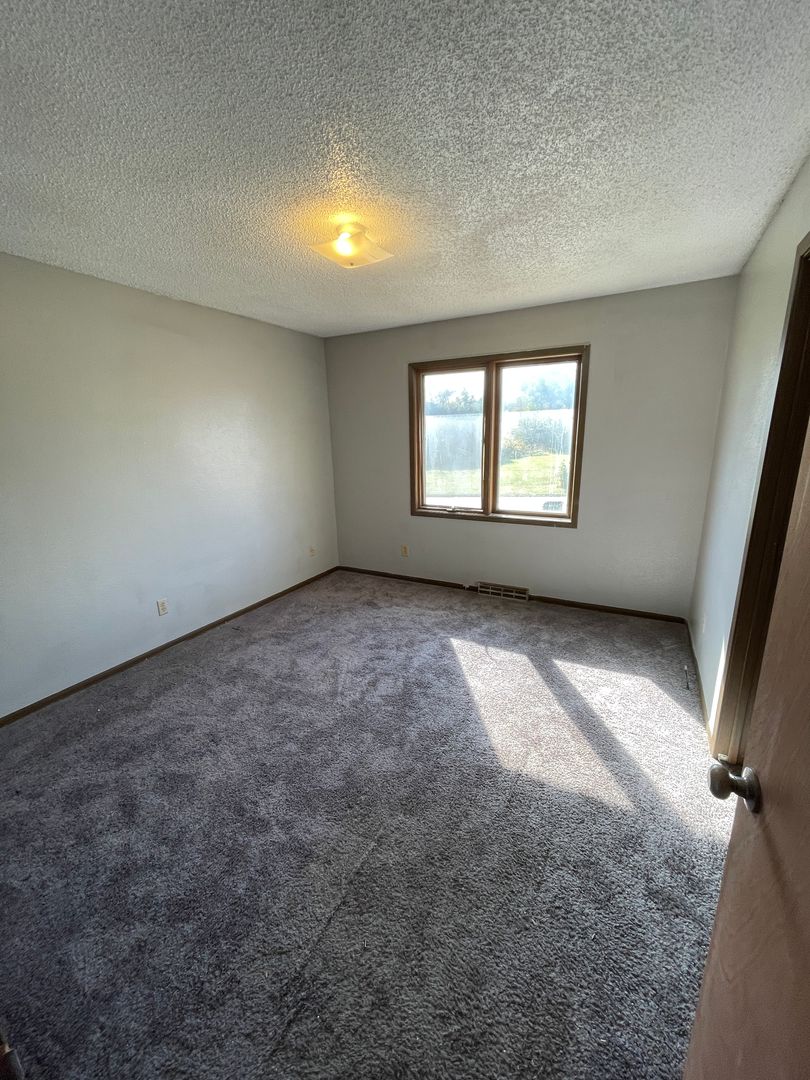 1147 Oleson Rd, Waterloo, IA 50702