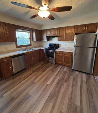 746 Olympic Dr, Waterloo, IA 50701