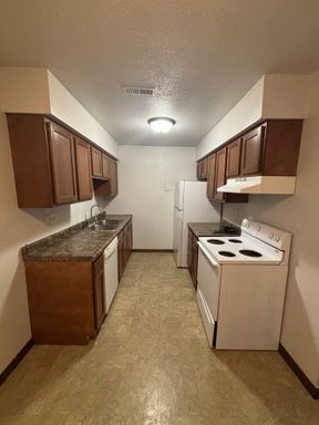 747 Russell Road - 27, Waterloo, IA 50701