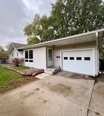 3311 Pridemore Dr, Cedar Falls, IA 50613