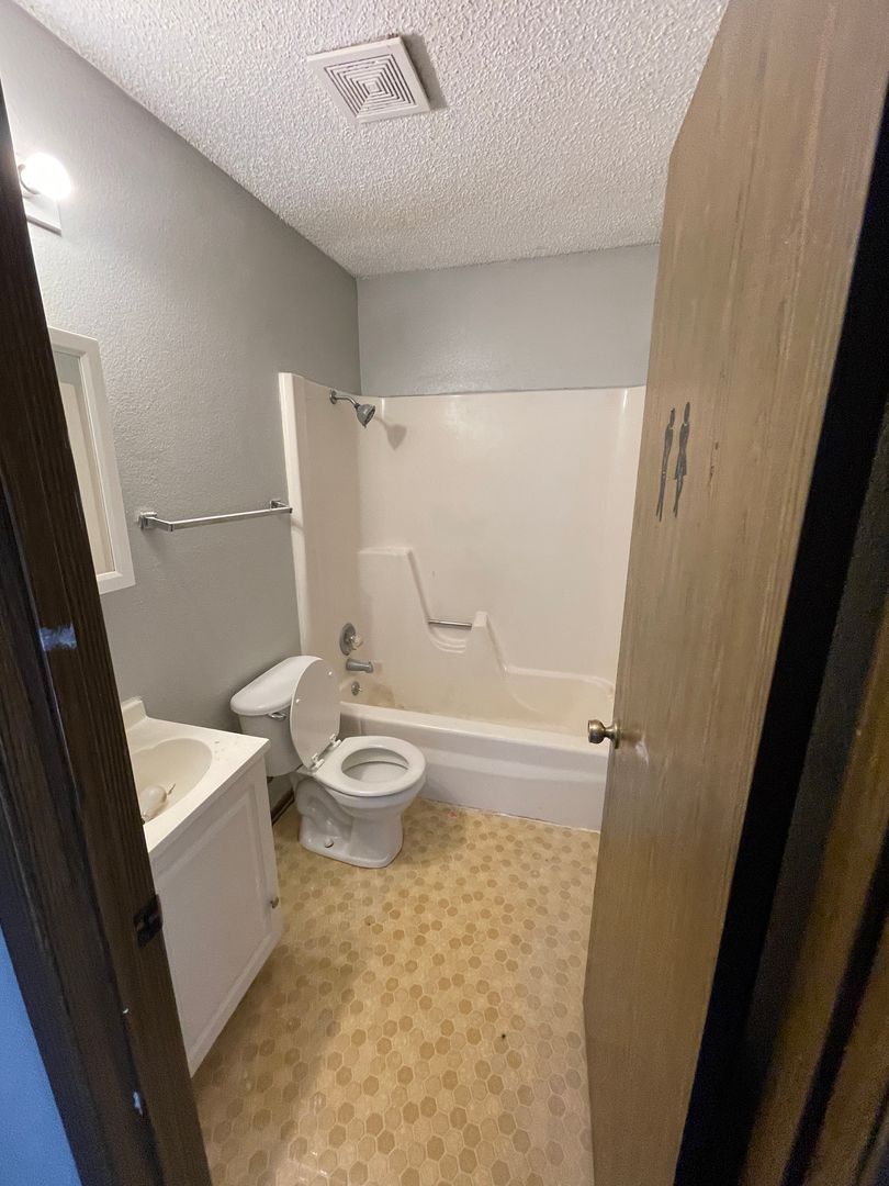 1147 Oleson Rd, Waterloo, IA 50702