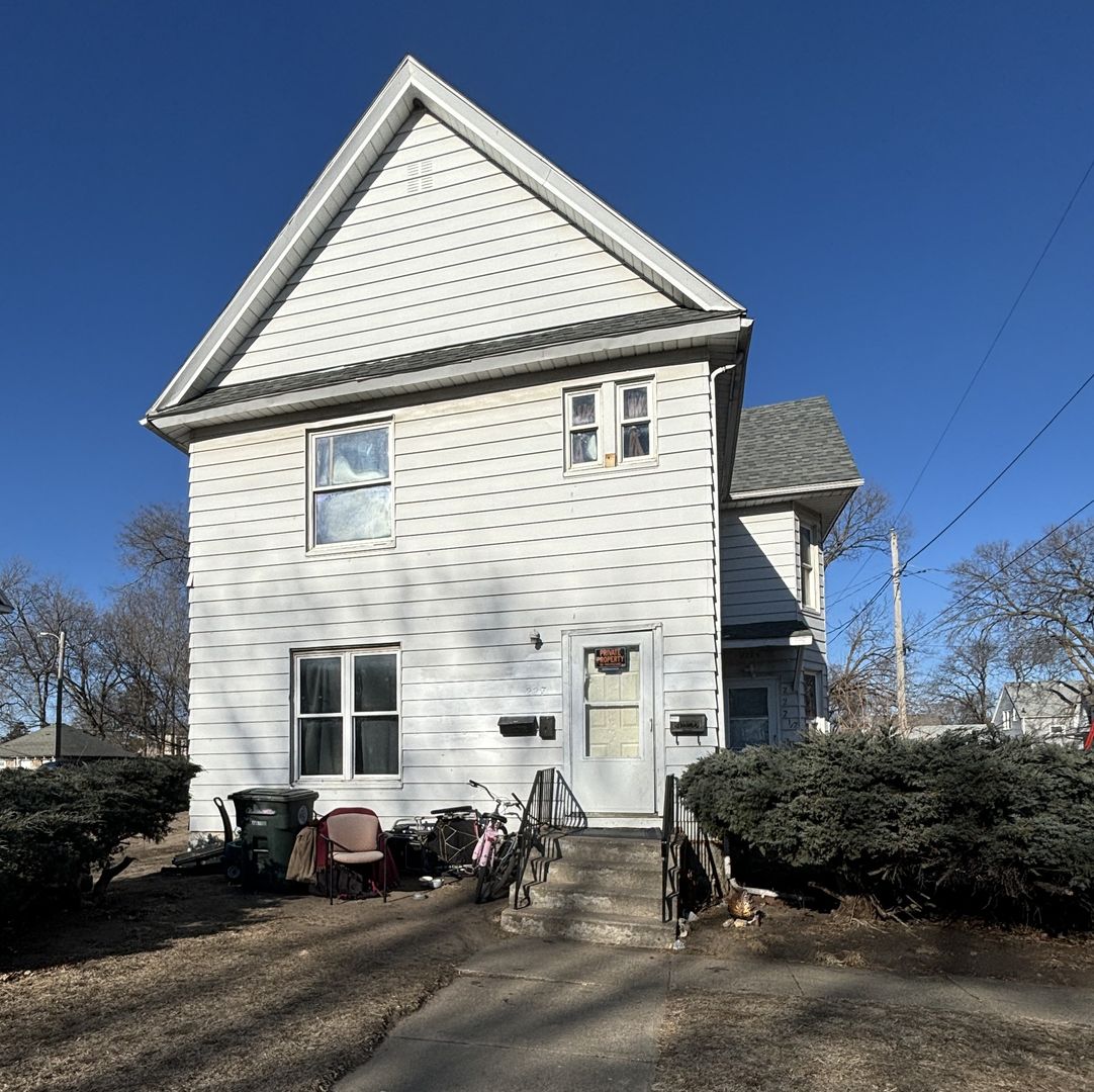 Waterloo Apartment: 227 Independence Ave