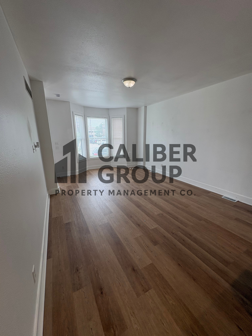 Waterloo Apartment: 301-311 E 3rd St
