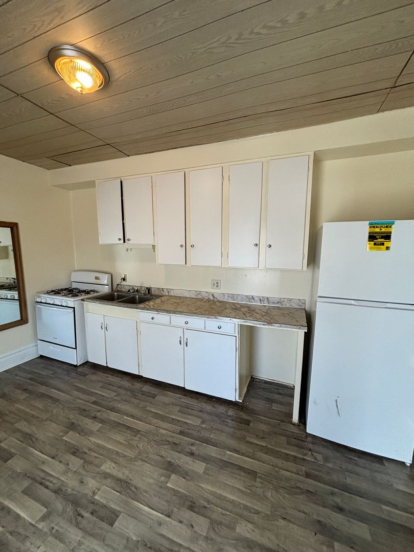 Waterloo Apartment: 227 Independence Ave