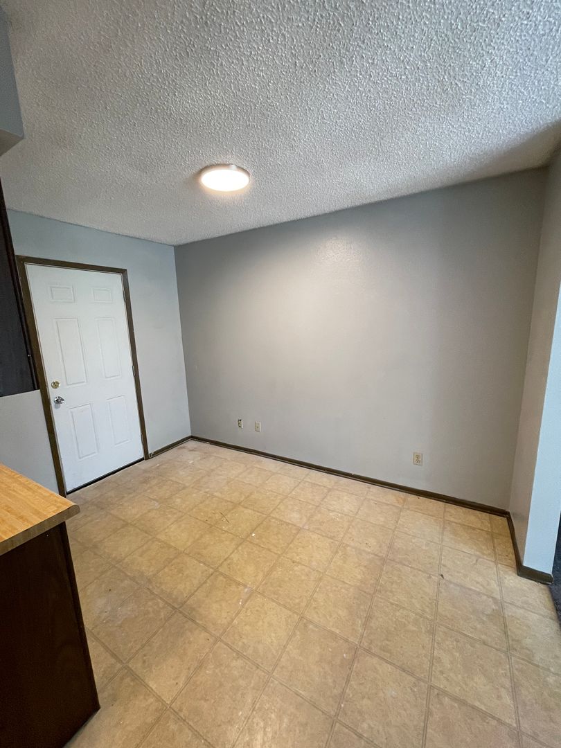 1147 Oleson Rd, Waterloo, IA 50702