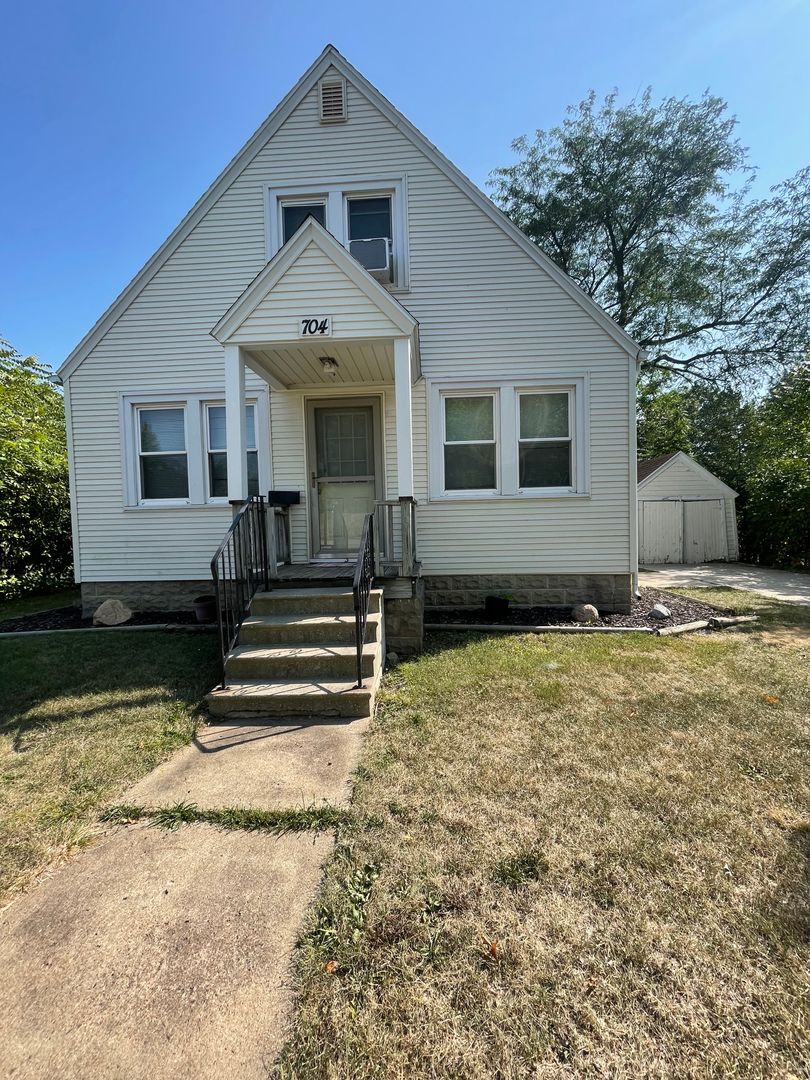 Cedar Falls House: 704 W 18th St.