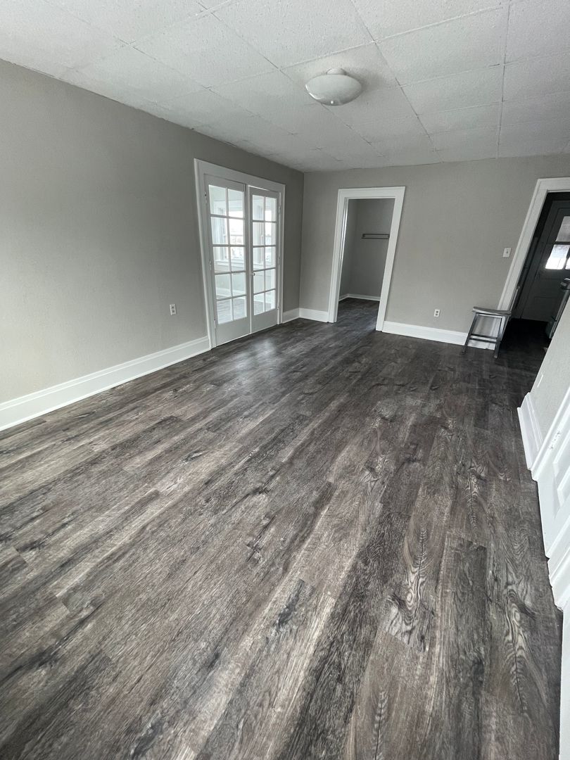 Cedar Falls Apartment: 1123 W 23rd St