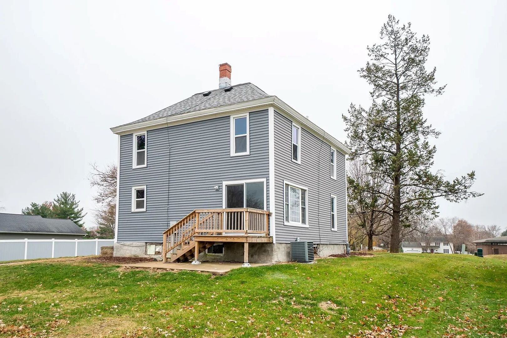 Cedar Falls House: 1927 W 1st St