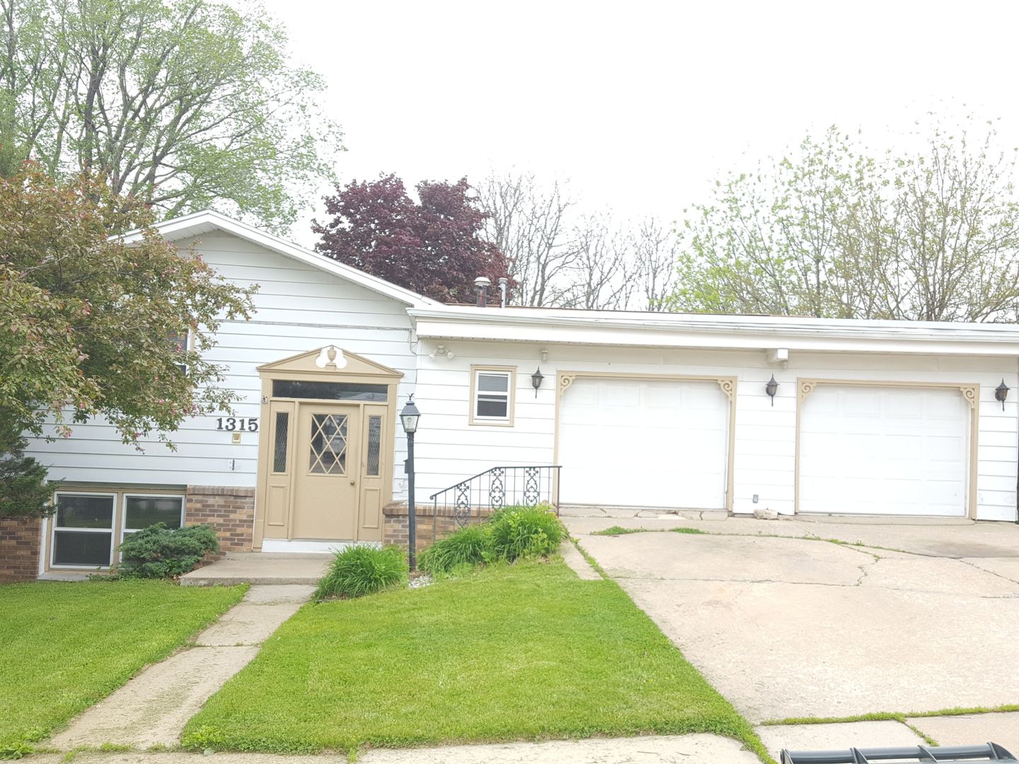 Cedar Falls Apartment: 1315 College St