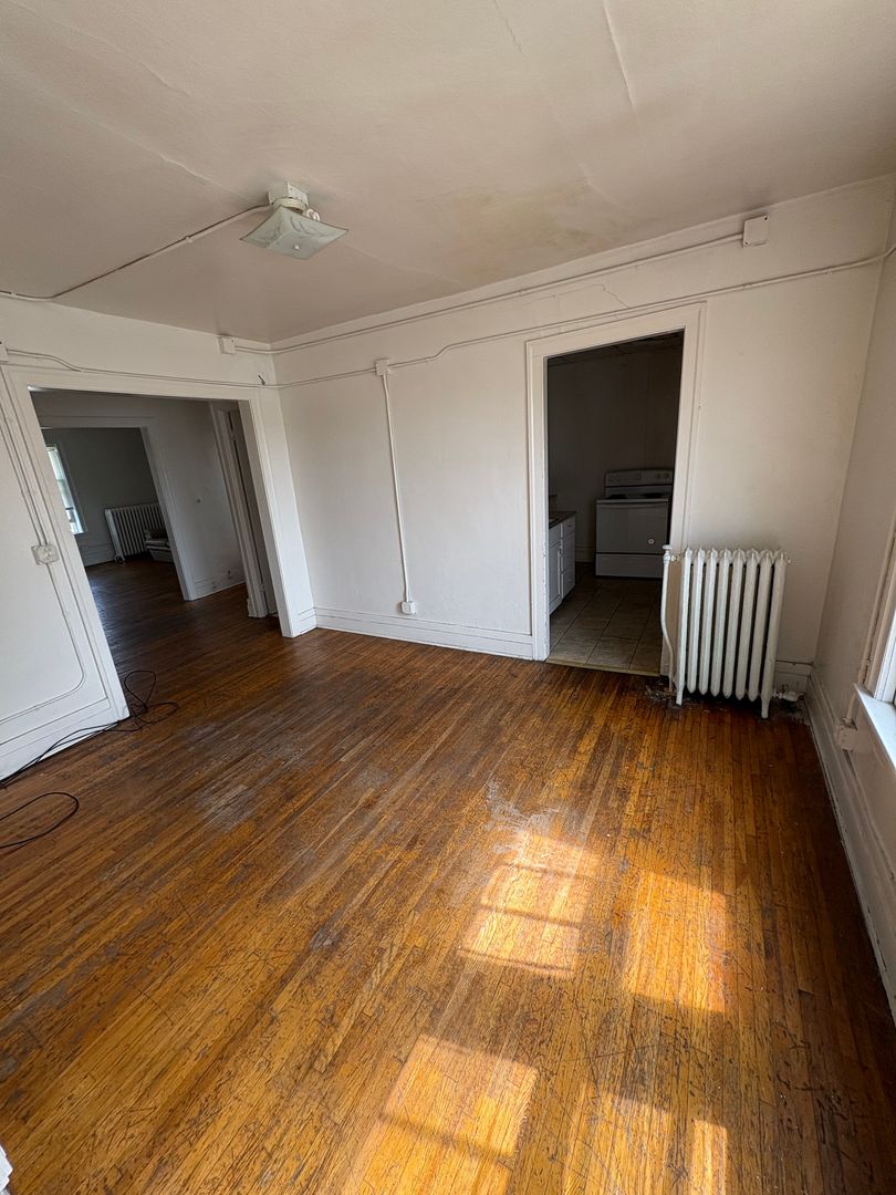 Waterloo Apartment: 805 W 4th St