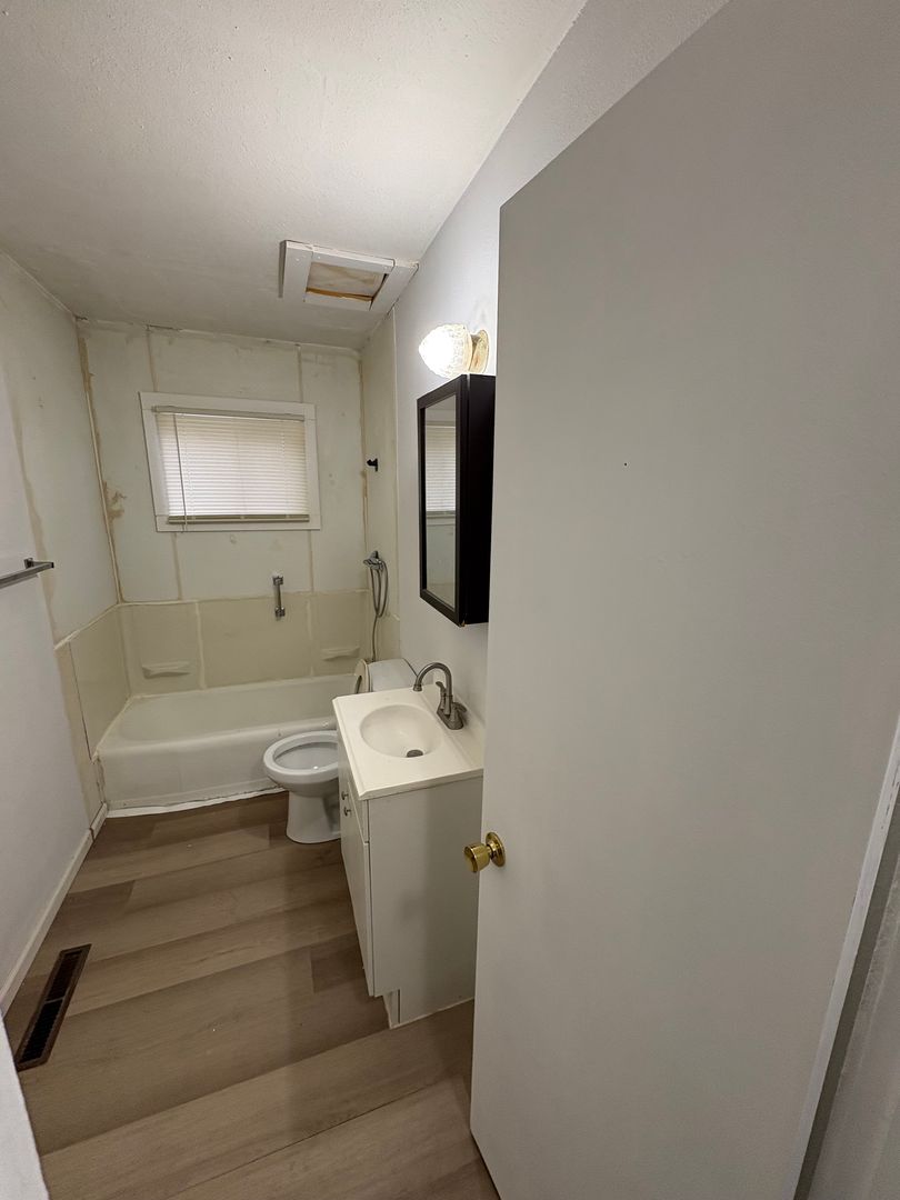 Waterloo Apartment: 1113-1121 W 7th St