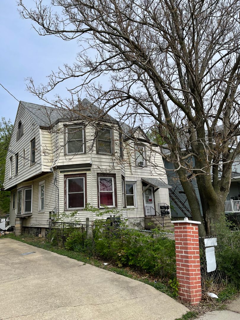 Waterloo Apartment: 1109 Sycamore St