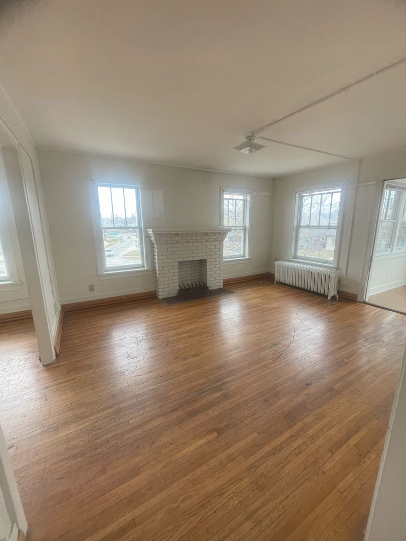 Waterloo Apartment: 811 W 4th St