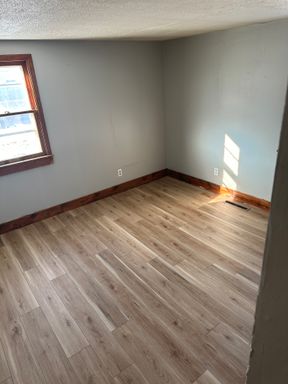 308 Birdland Dr, Waterloo, IA 50707