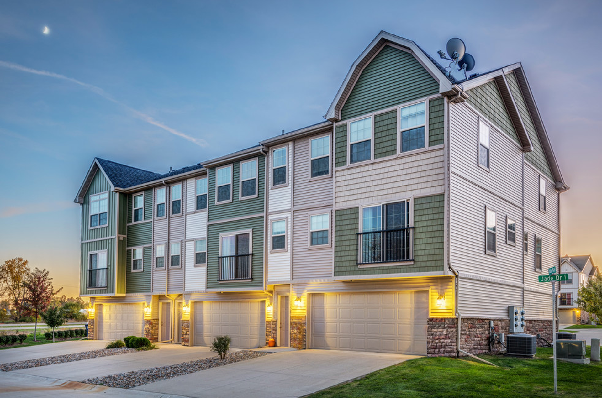 West Des Moines Apartment: 1084 Jasper Dr