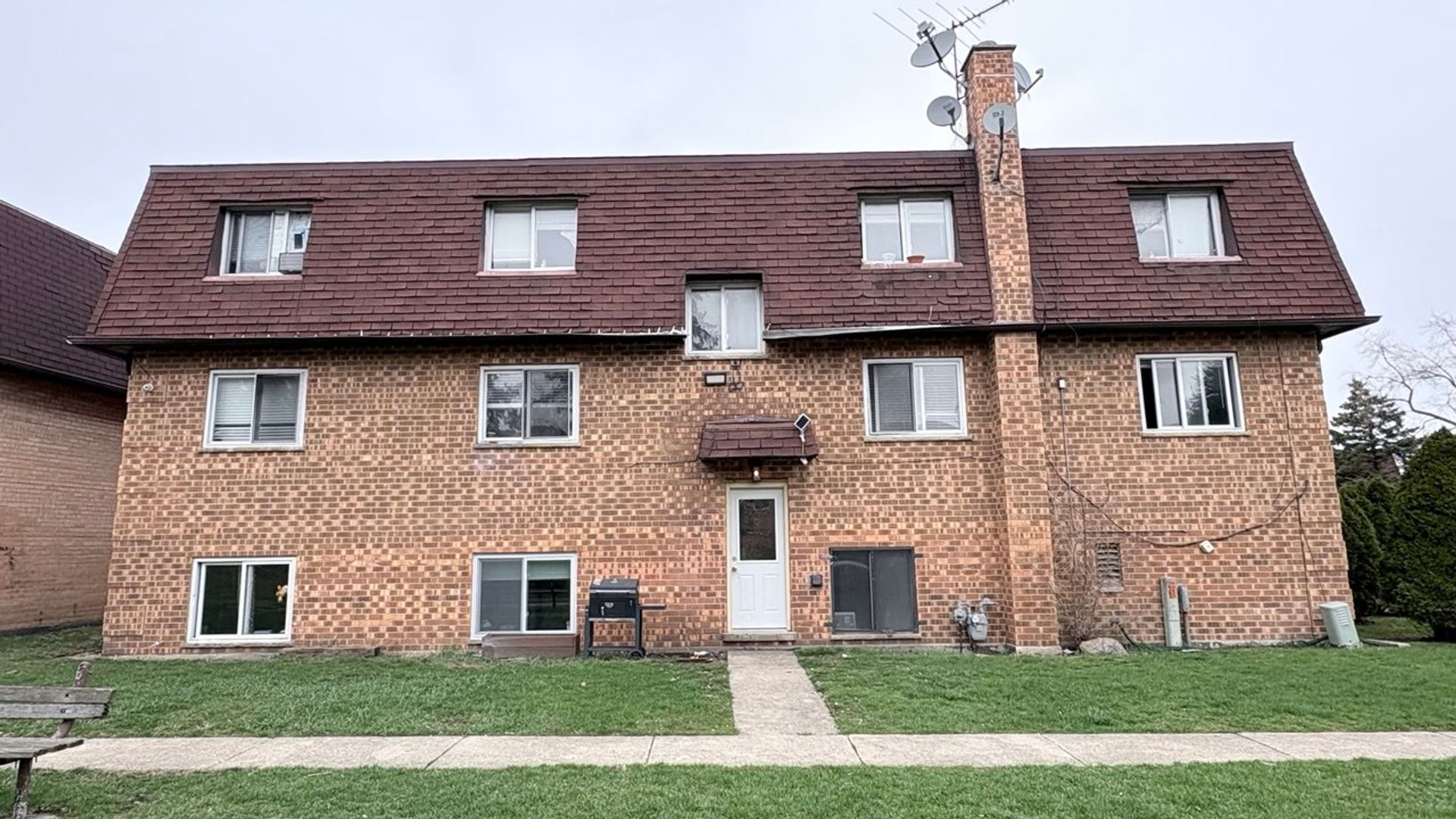 Palatine Apartment: 1225 E Woodbury Ln,