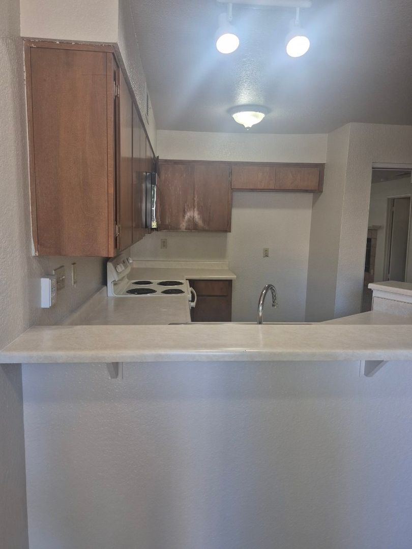 Modesto Apartment: Monterey  Village Apartments