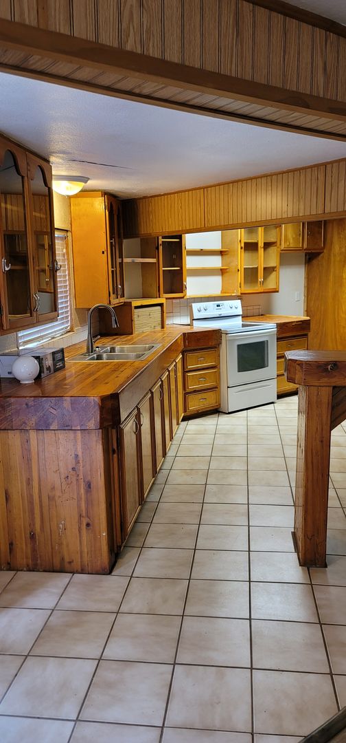 Camino House: 3081 Caldwell Drive