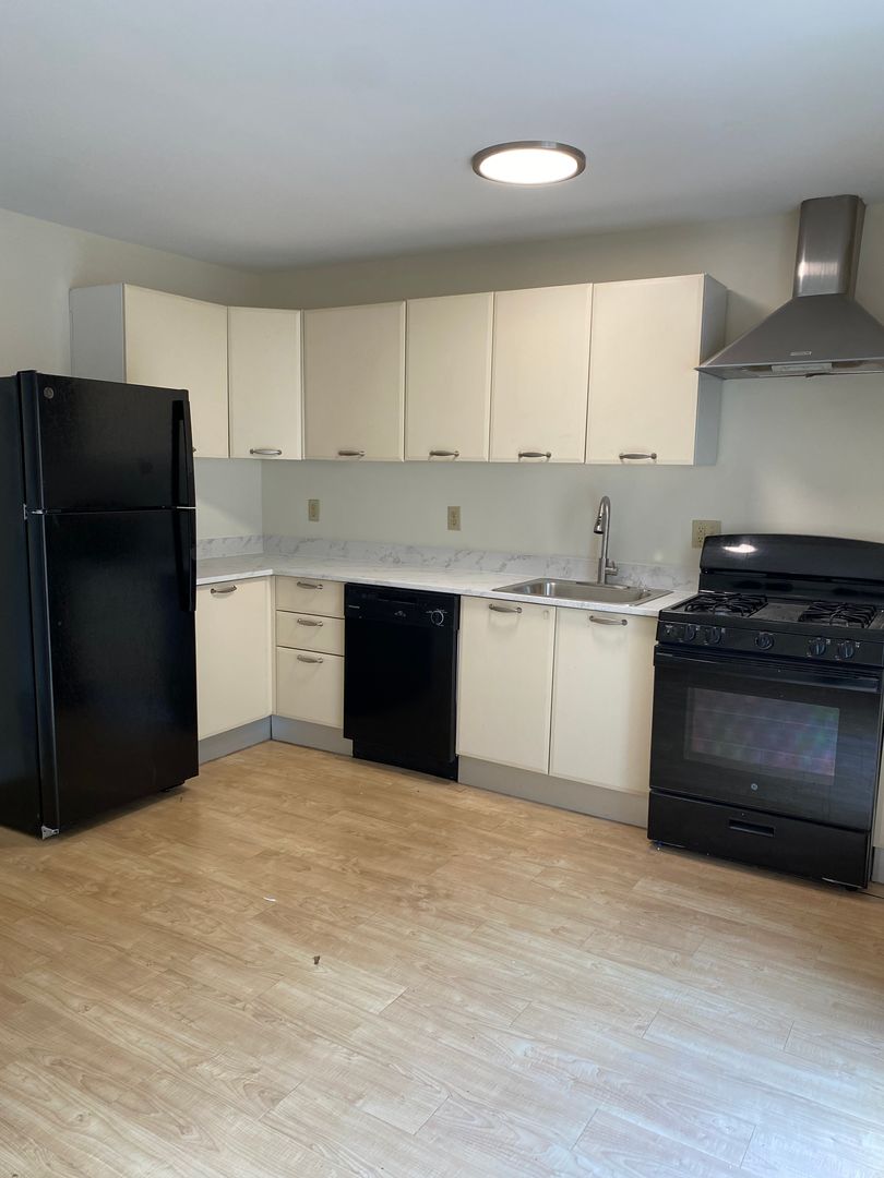 Hampstead Apartment: 52 Village Green Road