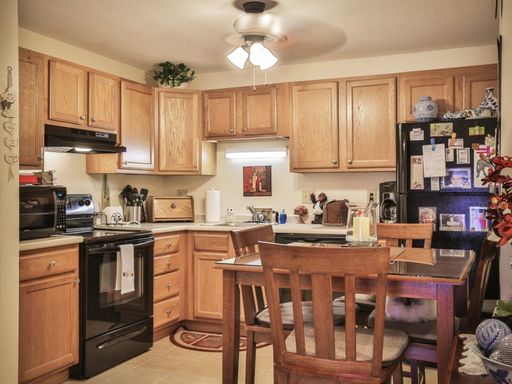 2BR/2BA/2 level Merrimack Meadows Townhouse in a Beautiful Wooded Community!