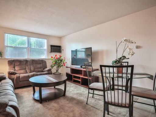 Hudson 2BR Apartment — Updated, Convenient, and Comfortable