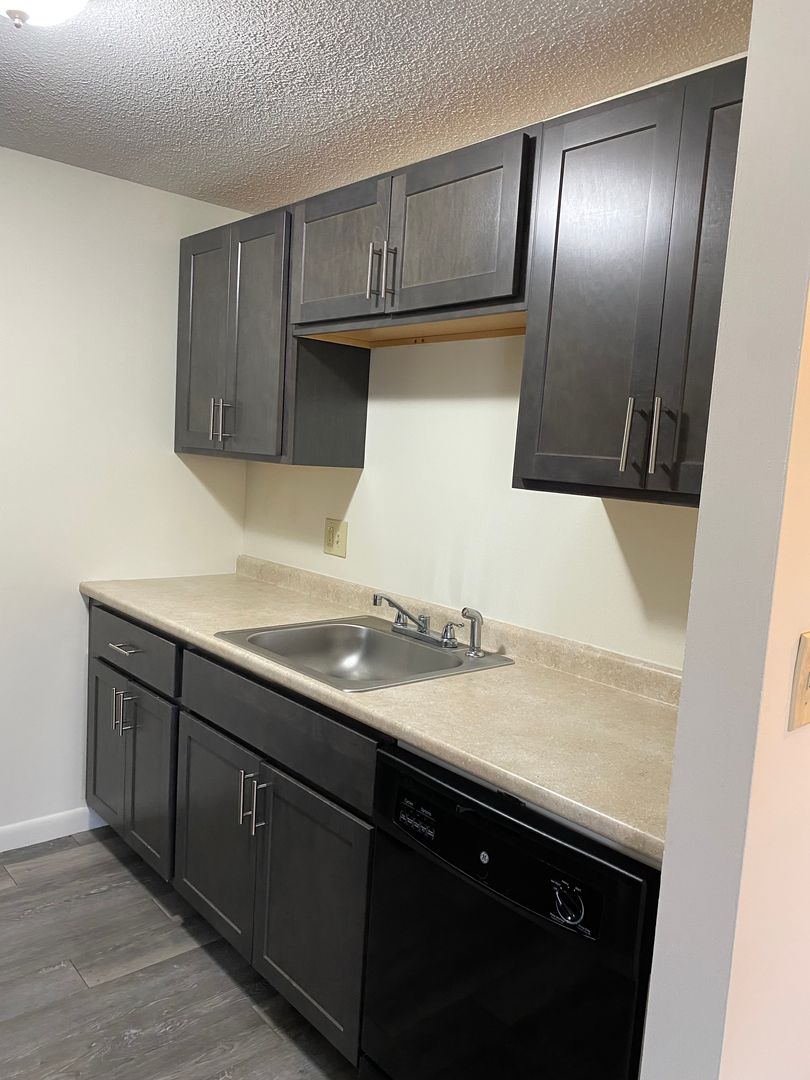 Manchester Apartment: 150 River Road